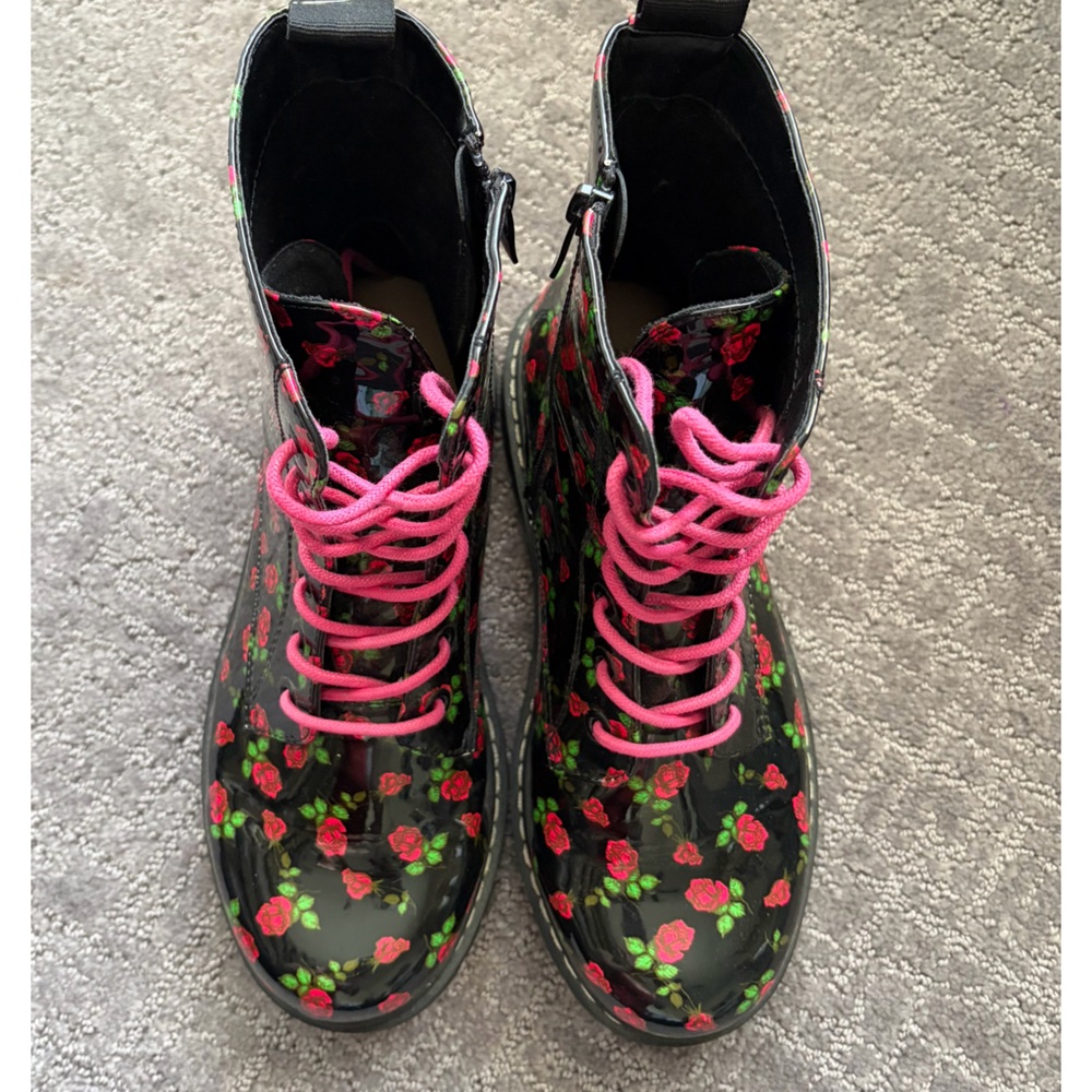TORRID BETSEY JOHNSON Black Patent Leather Rose Print Combat Boots Size 9 NEW - Picture 4 of 11